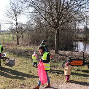 Mehrere Personen sammeln Müll am Rehdorfer Biotop.