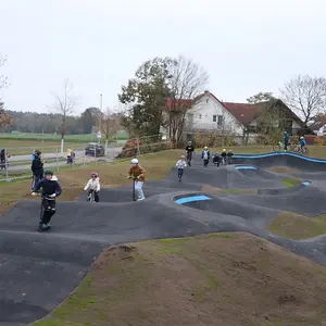 Scooter- und Fahrradfahrer auf der Strecke