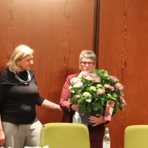 Bauer, Huber mit Blumenstock, Schikora im Sitzungssaal