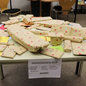 Die Preise liegen in Geschenkpapier eingewickelt auf dem Tisch.