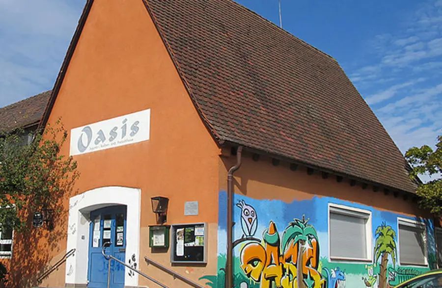 Das Jugendhaus OASIS. An der Seite ist Graffiti zu sehen. 