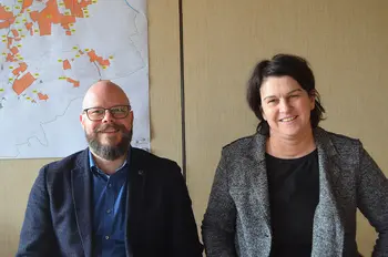 Timo Schäfer (Geschäftsführer der WBG Zirndorf) und Erste Bürgermeisterin Birgit Huber im Büro der Ersten Bürgermeisterin