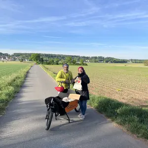 Lastenfahrrad der Stadt Oberasbach und ein Mann und eine Frau 