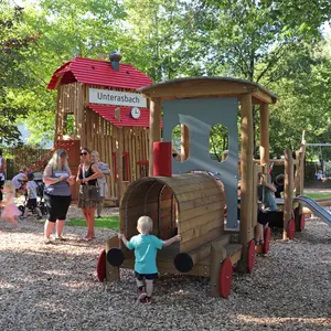 Ein Kleinkind vor der großen Holzeisenbahn