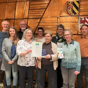 Drei Männer und sechs Frauen beim Gruppenbild