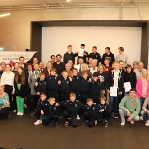 Gruppenfoto aller ausgezeichneten Sportler:innen 