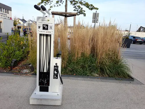 Weiße Reparaturstation vor dem Rathausplatz