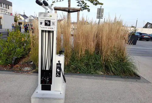 Weiße Reparaturstation vor dem Rathausplatz