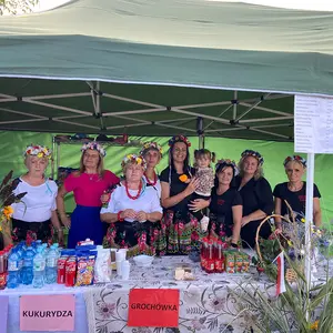 10 Frauen an ihrem Verkaufsstand in traditioneller Kleidung