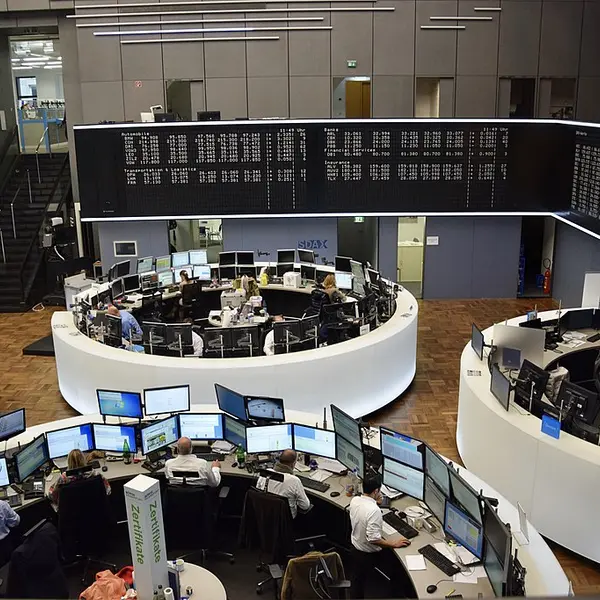 Blick aufs Parkett der Frankfurter Börse. Im Hintergrund die Anzeigetafeln mit den Kursen. 