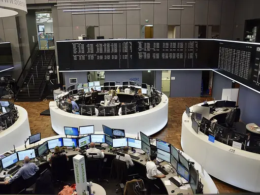 Blick aufs Parkett der Frankfurter Börse. Im Hintergrund die Anzeigetafeln mit den Kursen. 