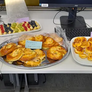 Tisch mit einigen Platten voller deftiger Rollteilchen.