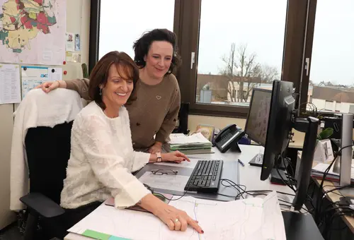 Zwei Frauen an einem Schreibtisch 