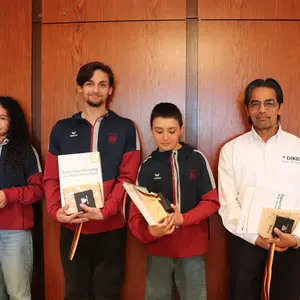 Mädchen und drei Männer mit ihren Urkunden 