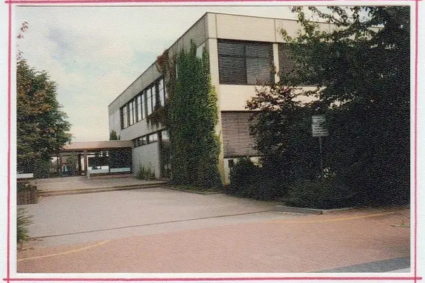 Der Eingang zur Grundschule am Kirchenweg 1996