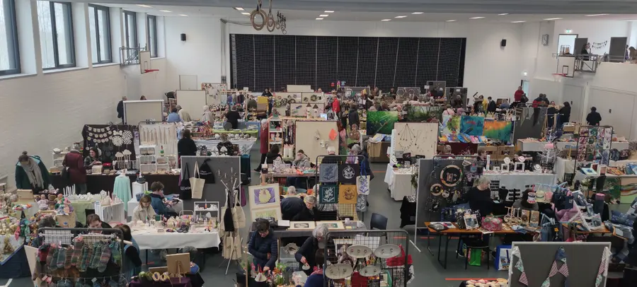 Blick auf die Aussteller des Hobbykünstlermarktes.