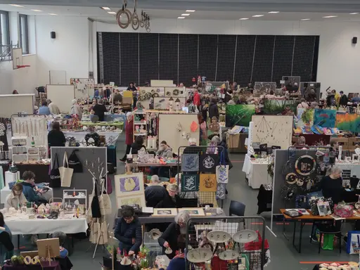 Blick auf die Aussteller des Hobbykünstlermarktes.