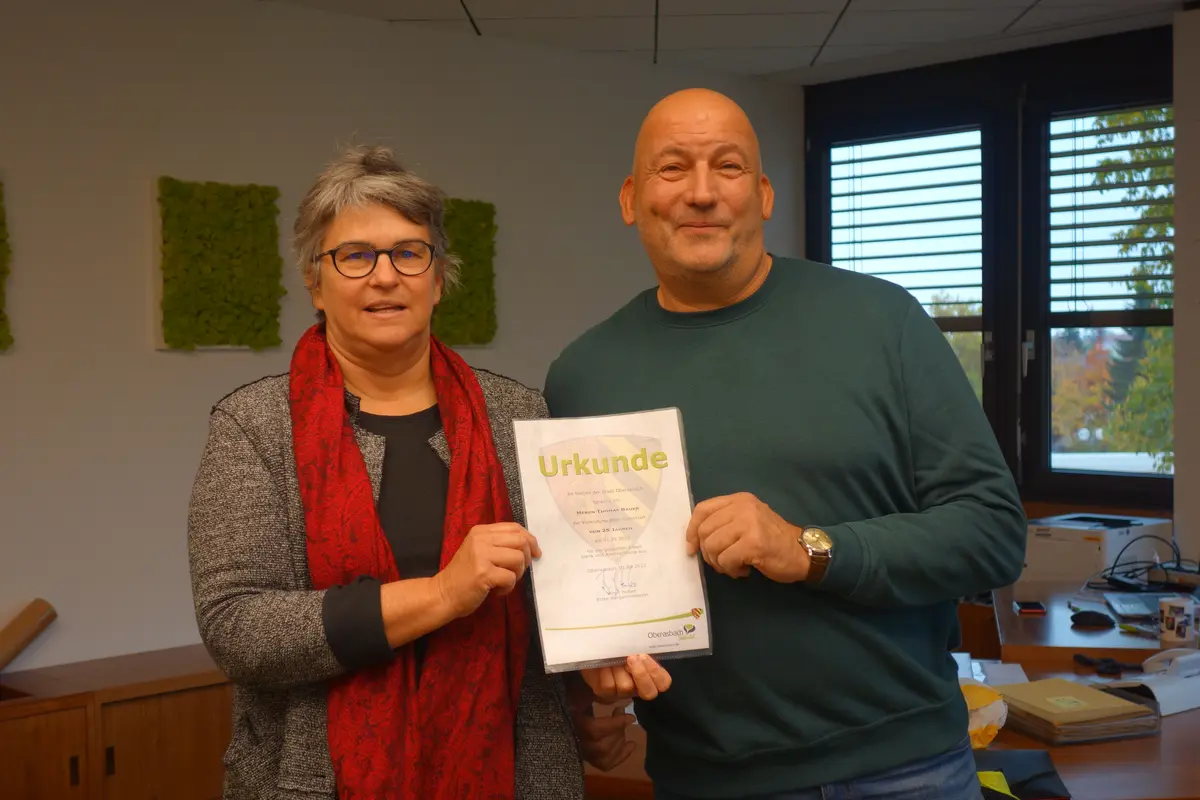 Birgit Huber und Thomas Bauer mit Dankesurkunde