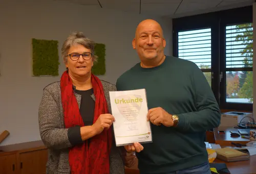 Birgit Huber und Thomas Bauer mit Dankesurkunde