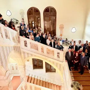 Menschen auf einer Treppe im Schloss STein 
