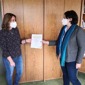 Erste Bürgermeisterin Birgit Huber händigt Silke Schramm die Bestellungsurkunde zur Standesbeamtin aus.