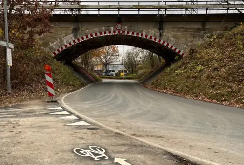 Blick auf die Bahnbrücke