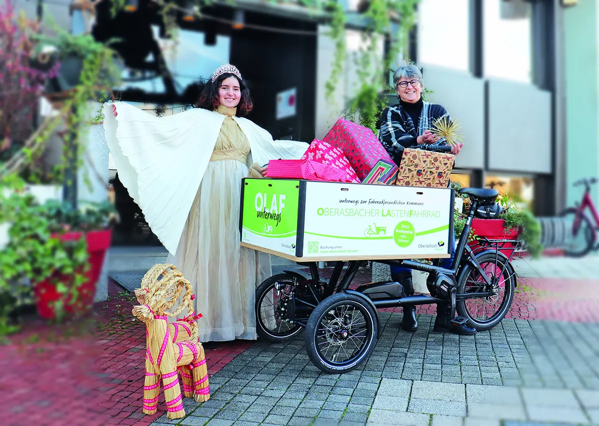 Bürgermeisterin Birgit Huber mit dem Oberasbacher Christkind und dem Lastenfahrrad OLAF.