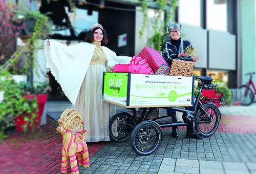 Bürgermeisterin Birgit Huber mit dem Oberasbacher Christkind und dem Lastenfahrrad OLAF.