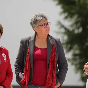 Zwei Frauen und zwei Männer im Gespräch