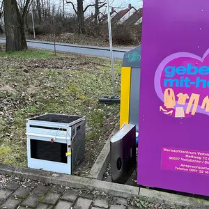 Illegal entsorgter Elektroherd neben einem Altkleidercontainer
