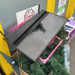 Karton mit Weihnachtsgirlande und Flachbildschirm