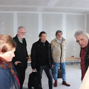 Gruppe von Menschen in einem Rohbau 