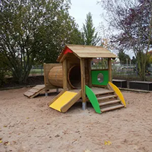 Garten mit Spielgerät