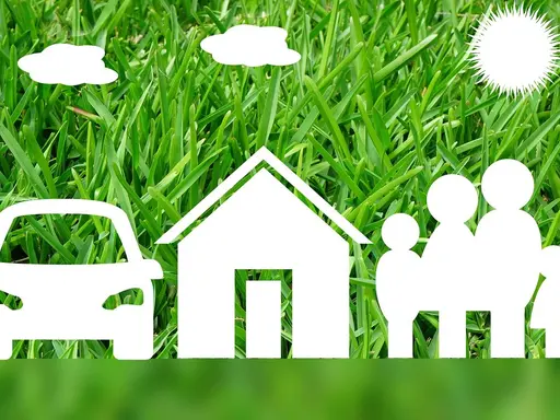 Hintergrund ist Rasen; davor Silhouetten von Auto, Haus und Familie 