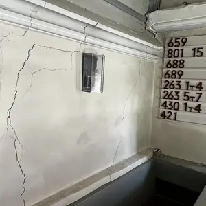 Wand mit mehreren Rissen in voller Höhe 