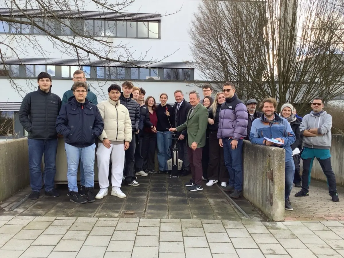 Gruppe von Schüler:innen samt Rektor, Lehrer und Landrat