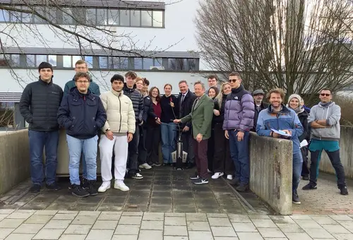 Gruppe von Schüler:innen samt Rektor, Lehrer und Landrat