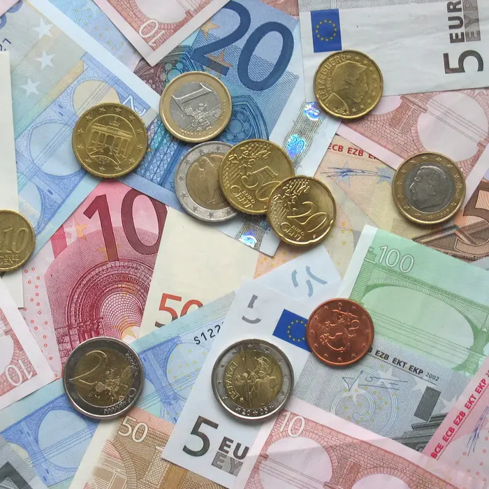 Gemischte Euro-Noten und -Münzen