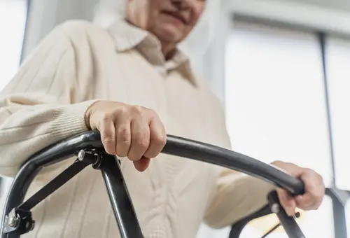 Bildausschnitt Hände auf einem Rollatorsteg 