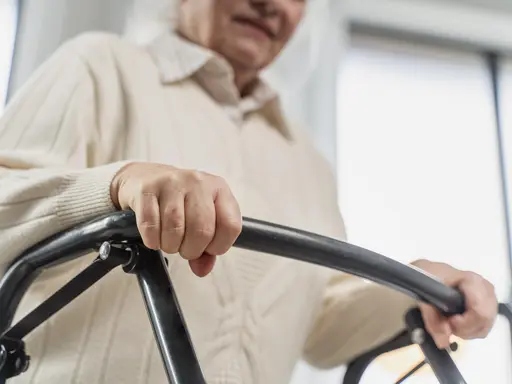 Bildausschnitt Hände auf einem Rollatorsteg 