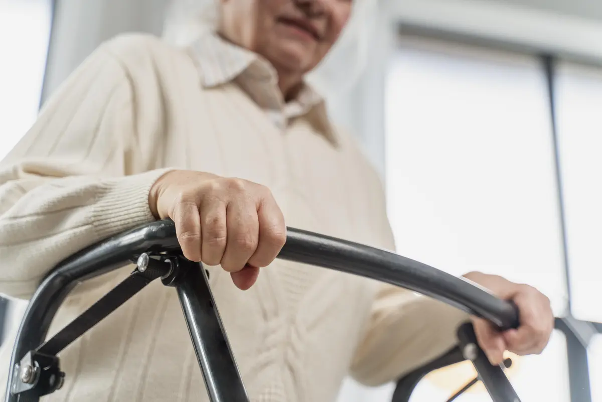 Bildausschnitt Hände auf einem Rollatorsteg 