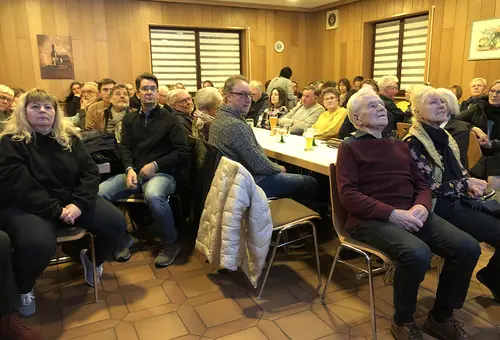 zahlreiche Personen an den Tischen im Siedlerheim