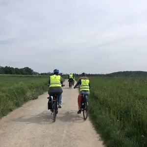 Zwei Fahrerinnen mit Warnwesten von hinten. 