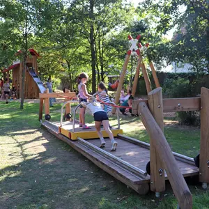 Ein Kind auf der Draisine