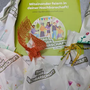 Broschüre "miteinander feiern beim in deiner Nachbarschaft" und Geschenkbeutel 