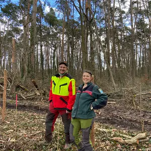 Zwei Menschen im Wald