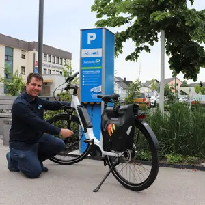 Robert Mlady mit E-Bike an Ladesäule