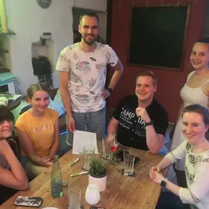 Ein Mann steht am Tisch der Jugendlichen