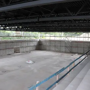 Ein Blick in den Rohbau der Sporthalle. Im Vordergrund die Zuschauertribüne.
