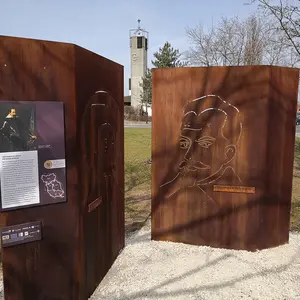 Die zwei Stelen aus Corten-Stahl mit der Festwiese und dem Kirchturm von St. Markus im Hintergrund zeigen die großen Bildnisse von König Gustaf Adolf von Schweden und Albrecht von Wallenstein